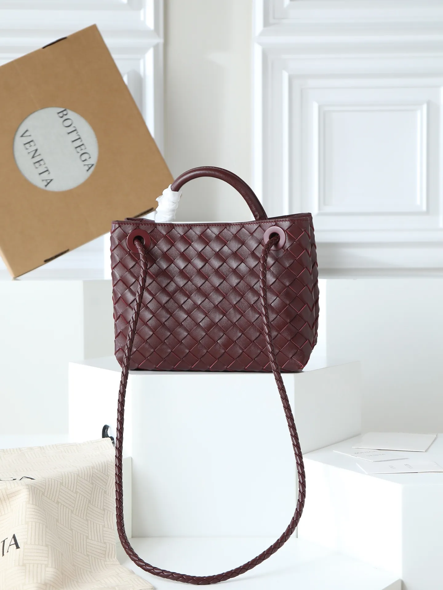 1300. Andiamo is shipping‼ ️Really popular🔥The new Andiamo woven handbag launched by Bottega Veneta this season is really popular all over the world! ! Celebrities at home and abroad have worn it, and Oscar-winning actress Michelle Yeoh has taken it out on the street. Song Jia, Trai Yala, Yu Feihong, Sanji Ayaka, Rosie Hunting-Whiteley, Yoshioka Riho, etc. have all worn this bag. It is classic and versatile and shows off your temperament, and the bag capacity is also large, which is very convenient for daily commuting! ! A variety of carrying methods, the shoulder straps can be adjusted by yourself, the original lambskin feels soft and delicate, and the unisex style breaks the gender boundaries and brings a more practical and long-lasting use experience. Andiamo, which has both elegant and casual styles, perfectly interprets the true appearance of "fashionable old money style". Style number: 766014 Size: 25*22*10.5cm